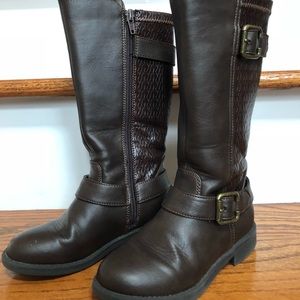 Little girls size 11 brown boots in new condition
